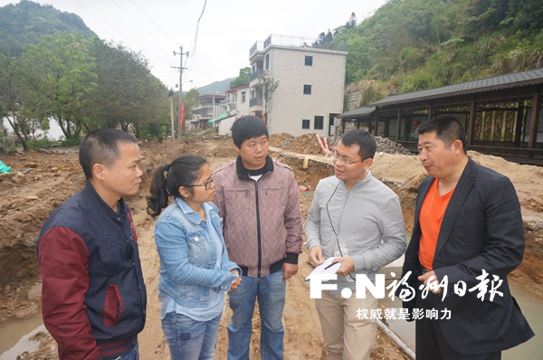 大學(xué)生村官有活力村民熱情高 半年籌850萬(wàn)修路款