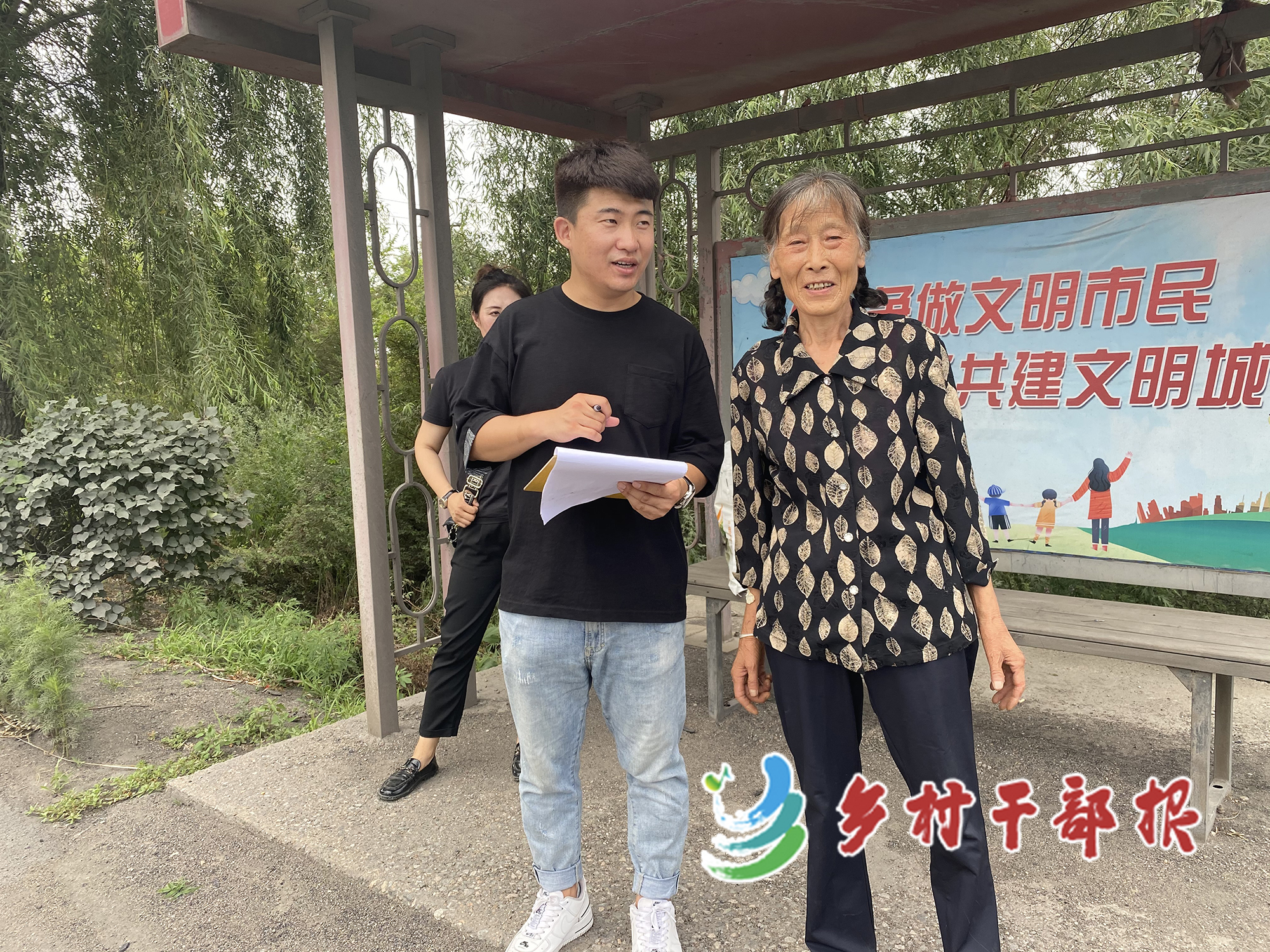 選調(diào)生 配圖(龍冬（前左）向村民征求意見。2.jpg
